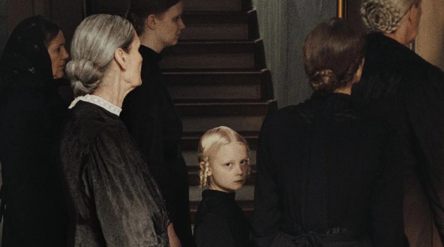 #SoundOfFalling de Mascha Schilinski est un drame bouleversant et hanté racontant les parcours croisés de jeunes femmes meurtries mais fortes face aux violences de leurs époques. Du female rage onirique et envoûtant. #Cannes2025