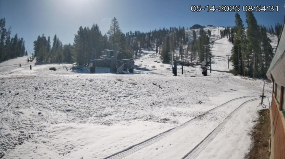 ReubenKSEE24's tweet photo. #WOW Snow in May! These pictures are from China Peak Mountain Resort webcams this morning. At least a few inches of snow from Tuesday's storm near Huntington Lake in Fresno County. The resort closed for the ski season last month. #CAWX #CASNOW #SNOW #ChinaPeak #Sierra @KSEE24 https://t.co/eDgIulBR1P