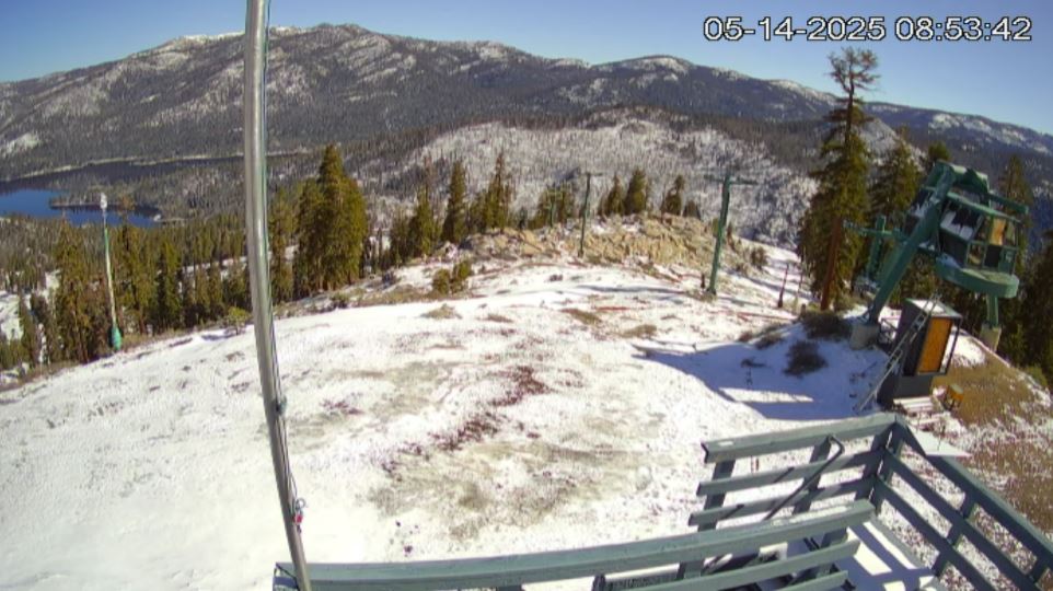 ReubenKSEE24's tweet photo. #WOW Snow in May! These pictures are from China Peak Mountain Resort webcams this morning. At least a few inches of snow from Tuesday's storm near Huntington Lake in Fresno County. The resort closed for the ski season last month. #CAWX #CASNOW #SNOW #ChinaPeak #Sierra @KSEE24 https://t.co/eDgIulBR1P