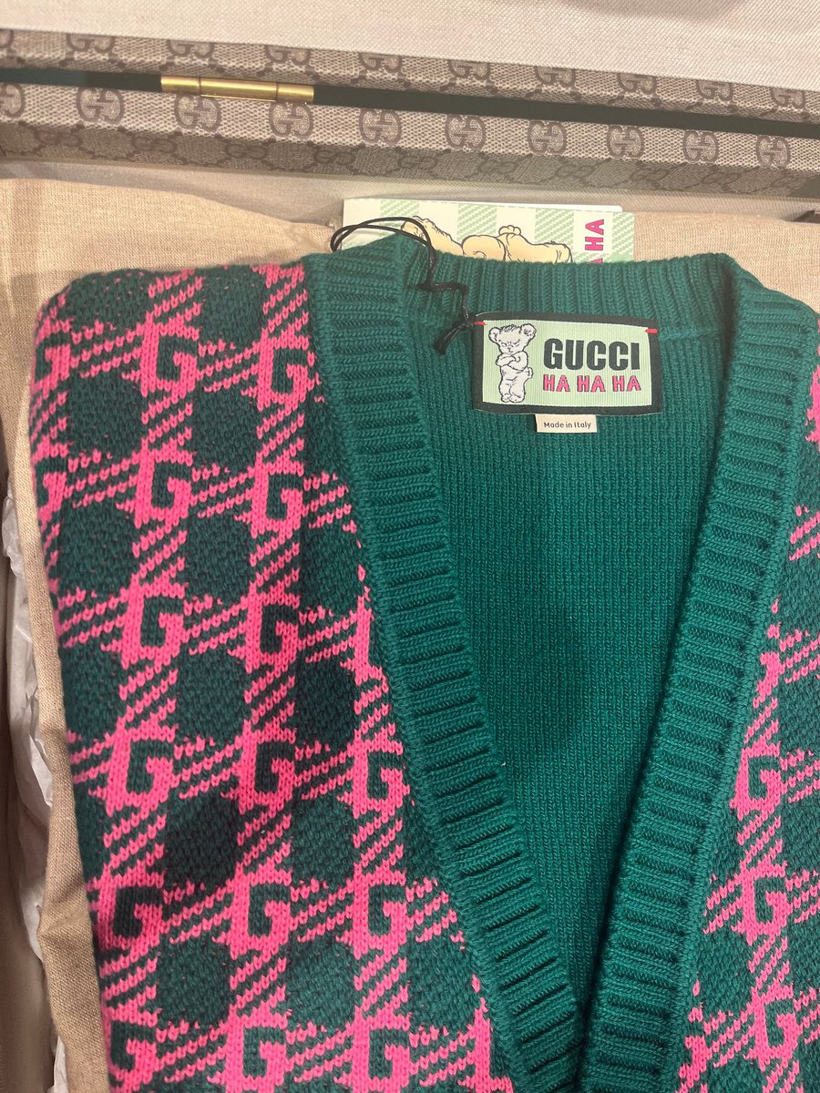 hsgirlie's tweet image. jamas pararé de presumir esa vez q un trabajador de gucci en beverly hills me dejó entrar a la bodega para ver toda la colección de harry mientras me contaba #cosas