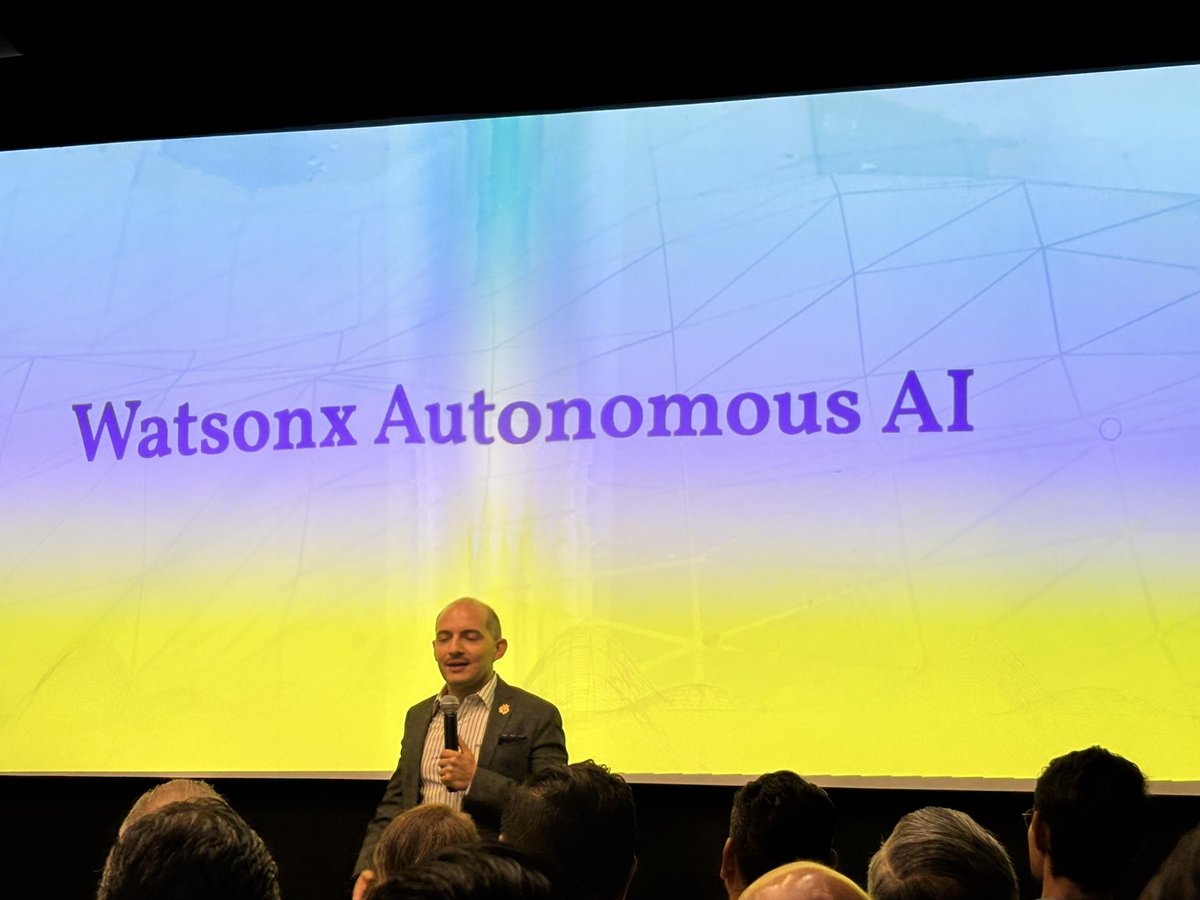 evaramsan's tweet photo. Aprendiendo de IA en el taller de @IBMwatsonx organizado por la @innovagobgente dirigido por @AntonioReus ¡grandes ideas y oportunidades! https://t.co/THnJSMEWmL