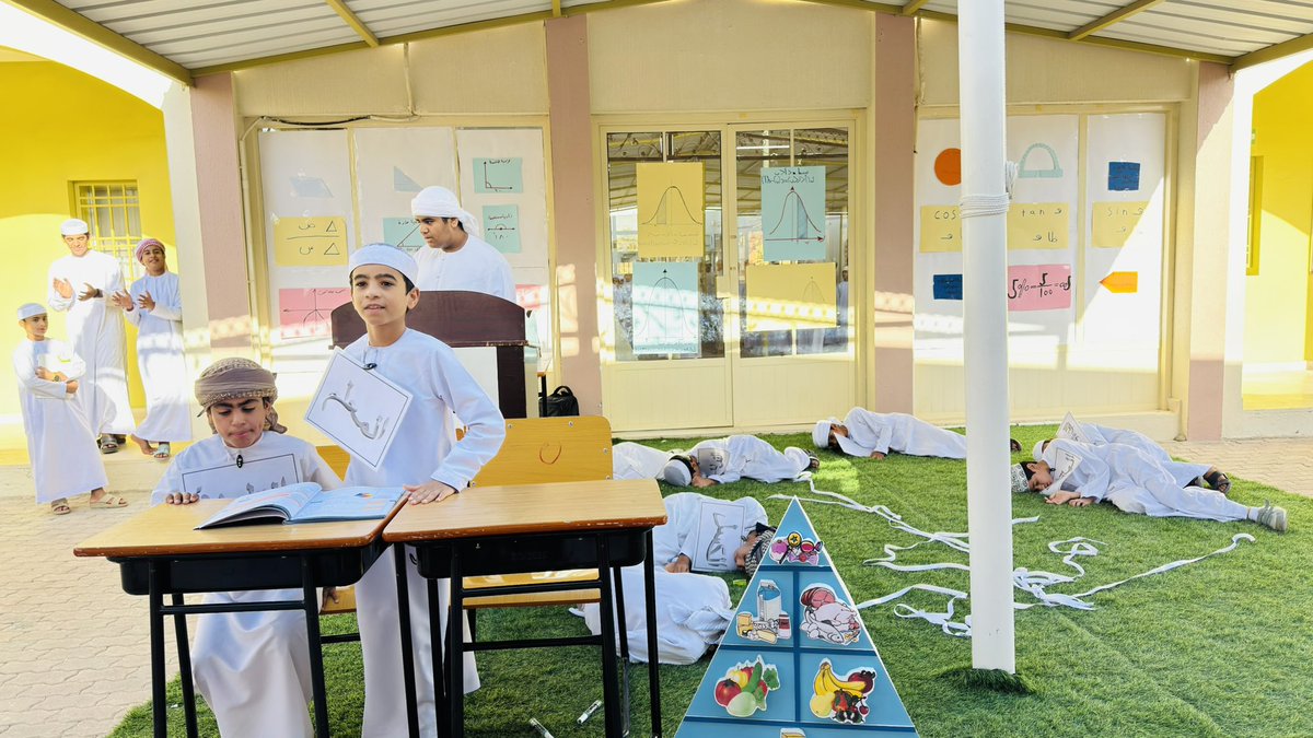 نظم معلمو الرياضيات فعالية (الرياضيات والهندسة) اثناء الطابور الصباحي ، تخللت الفعالية إذاعة مدرسية ومسرحية هادفة اظهرت التكامل والانسجام بين الرياضيات والهندسة وبعد ذلك كُرم الطلبة المتميزين في المبادرات التي نظمها المعلمون سابقا والتي حفزت الطلبة على بذل الجهد وعززت الفهم الجيد