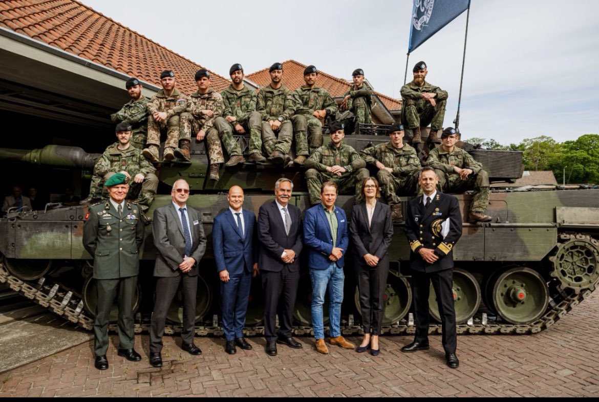 markbrouwer2010's tweet photo. Goede ontwikkelingen op materieelsgebied voor operationele logistiek en pure gevechtskracht.

@DefensieStas die tekent voor bijna 800 vrachtwagens en minimaal 46 Leopard 2A8 gevechtstanks.

#defensie
#oporde
#investeren https://t.co/xSBmtCHPub