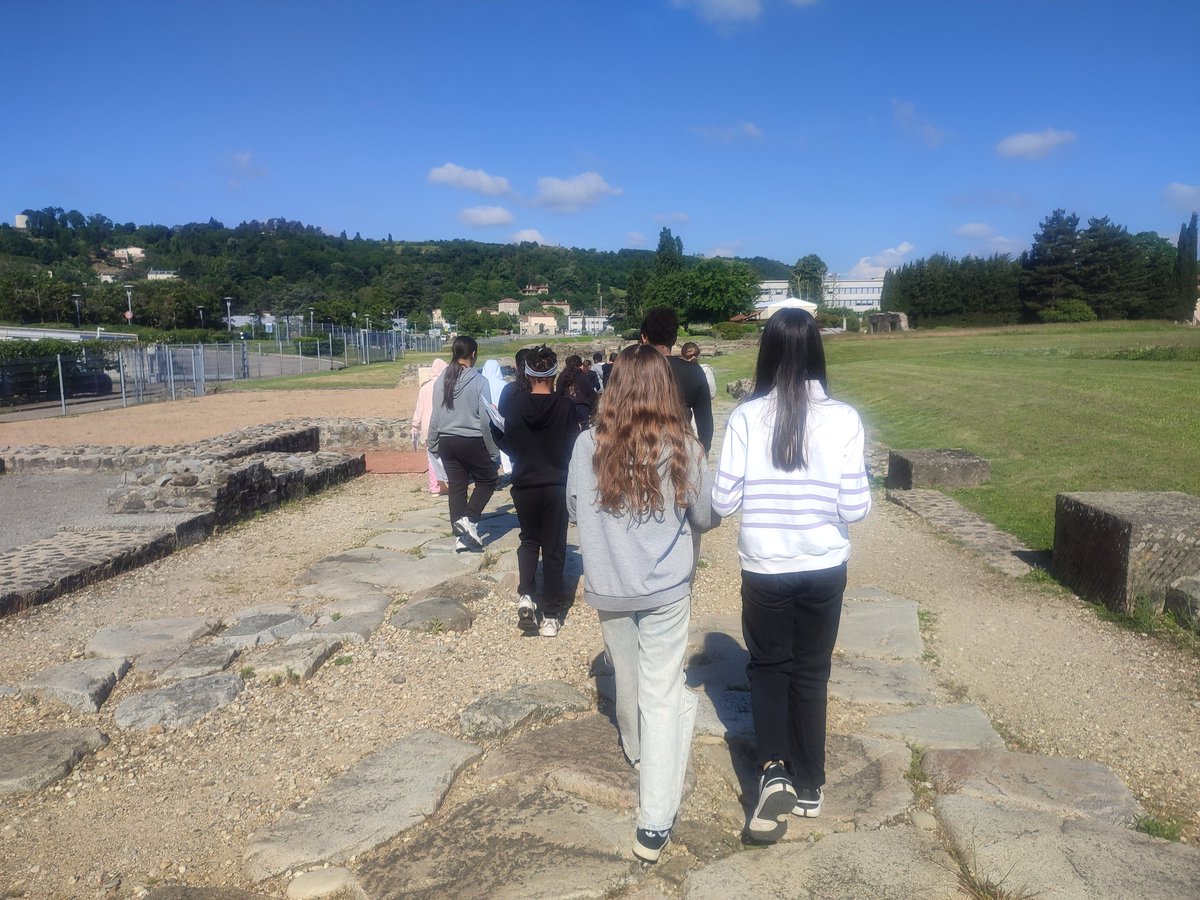 Le mardi 13 mai les classes de 6eme du collège Paul Valéry étaient toutes en sortie à Saint-Romain-en-Gal pour visiter le musée Gallo-Romain et les vestiges de cette civilisation au sein de la ville. Un moment riche en découvertes et en histoire!