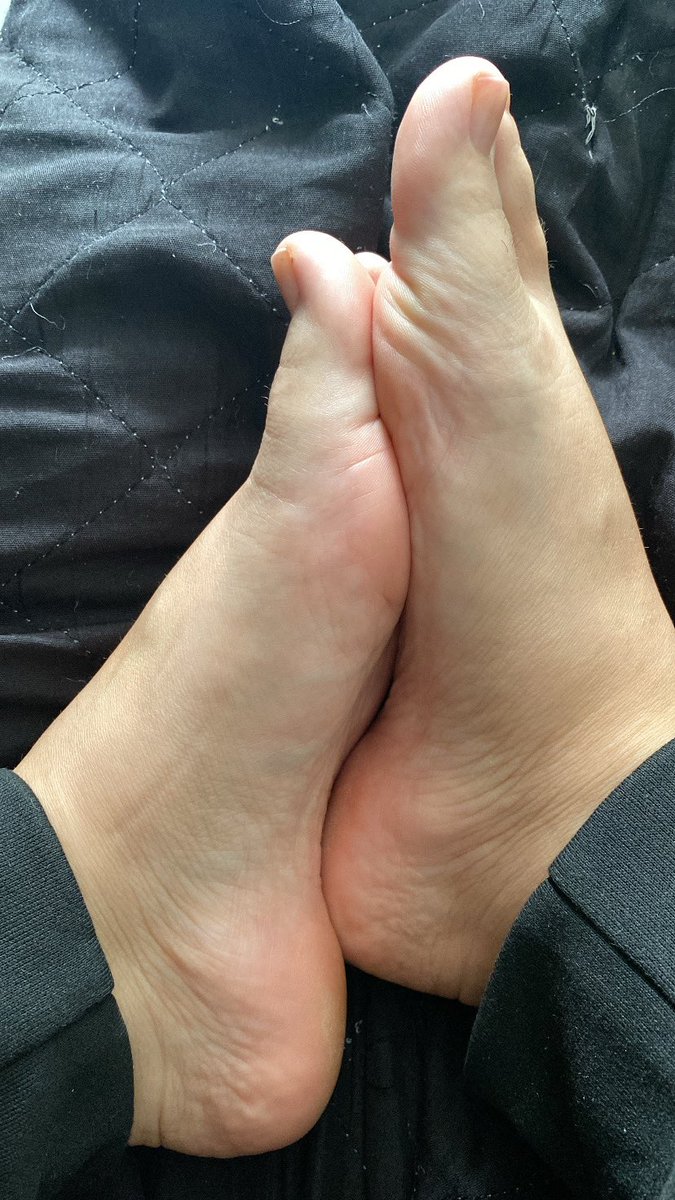 Morganafeet_'s tweet photo. Esse pés fofos #pés #feet #pesinhosfemininos #pezinhosfemininos https://t.co/r9hxSWggkl