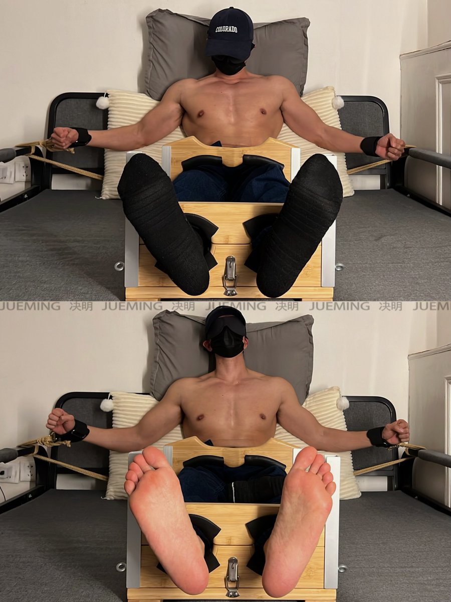 【JUEMING-脚底证件照】
-
没扒掉肌肉帅哥的黑袜之前，他还紧绷肌肉，一副紧张的样子，没想到脱掉袜子摸了摸他的脚底，反而让他舒服放松下来，一下就不出片了，必须好好惩罚！