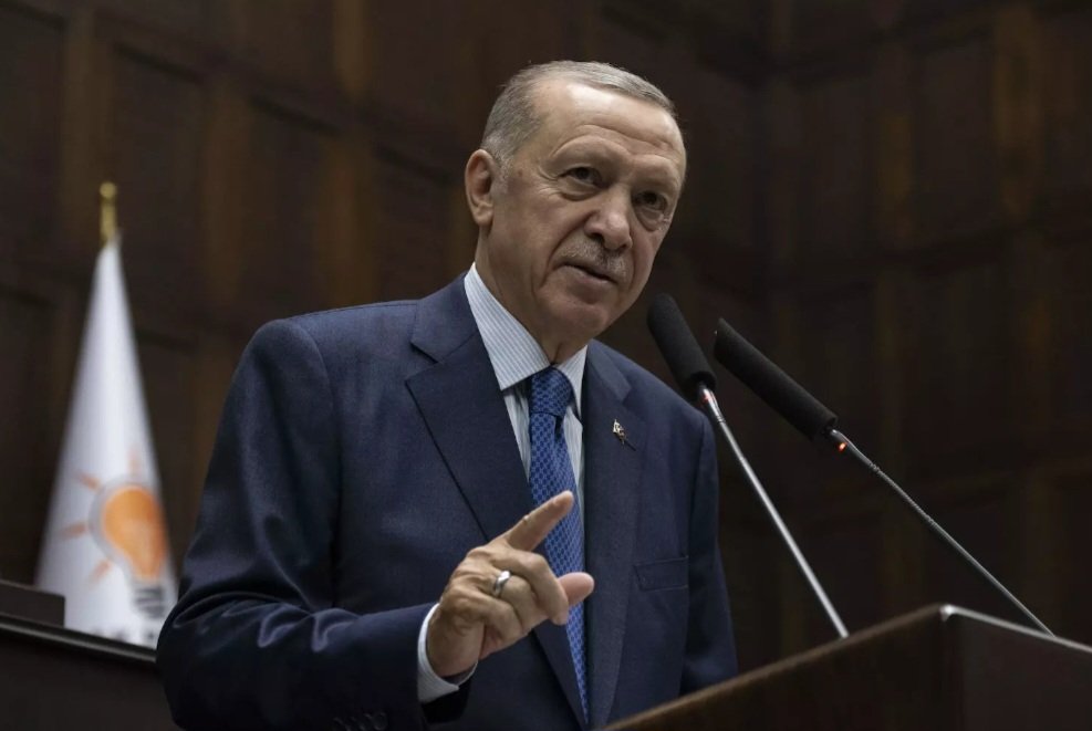 Cumhurbaşkanı ve AKP Genel Başkanı Erdoğan, TBMM grup toplantısında, Suriye'ye yönelik yaptırımları kaldıracağını açıklayan ABD Başbakanı (!) Donald Trump'a teşekkür etti..