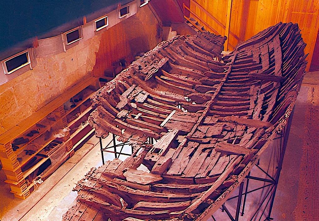 Οι Τούρκοι βάφτισαν το ελληνικό καράβι της Κερύνειας «καράβι της Ανατολίας», διαστρεβλώνοντας την ιστορία. 

Στα ξύλα είναι χαραγμένα ελληνικά γράμματα και τα σκεύη φέρουν τα αρχικά του Έλληνα καπετάνιου. 

Η ελληνικότητά του είναι αδιαμφισβήτητη. 

#Κυπρος | #Cyprus | #Greeks