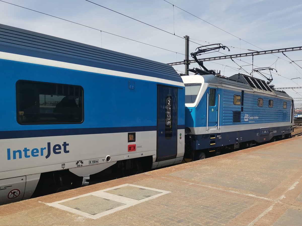 petrfaltus's tweet image. Další nádherný český příklad dnes 14.5.2025 v Praze na hlavním nádraží v podání @ceskedrahy_ - nové moderní vozy #InterJet a modernizovaná lokomotiva vyrobená v Plzni (předchůdcem dnešní @SkodaGroupCZ) v roce 1978. 👍😉