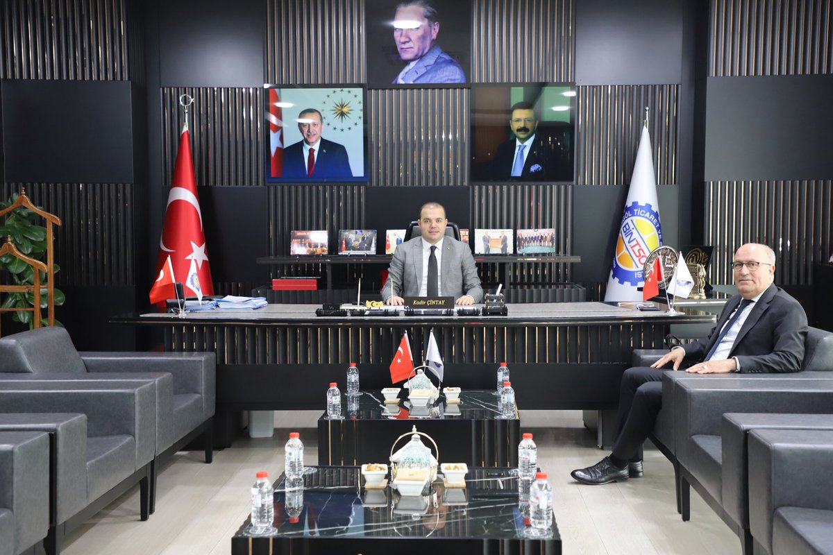 Sosyal Güvenlik İl Müdürü Sayın Muzaffer Çakar, Yönetim Kurulu Başkanımız Kadir Çintay’ı Sosyal Güvenlik Haftası kapsamında ziyaret etti.

Ziyarette, iş dünyasının sosyal güvenlik uygulamalarına yönelik beklentileri ve çözüm önerileri ele alındı. İşverenlerin kayıtlı istihdamı