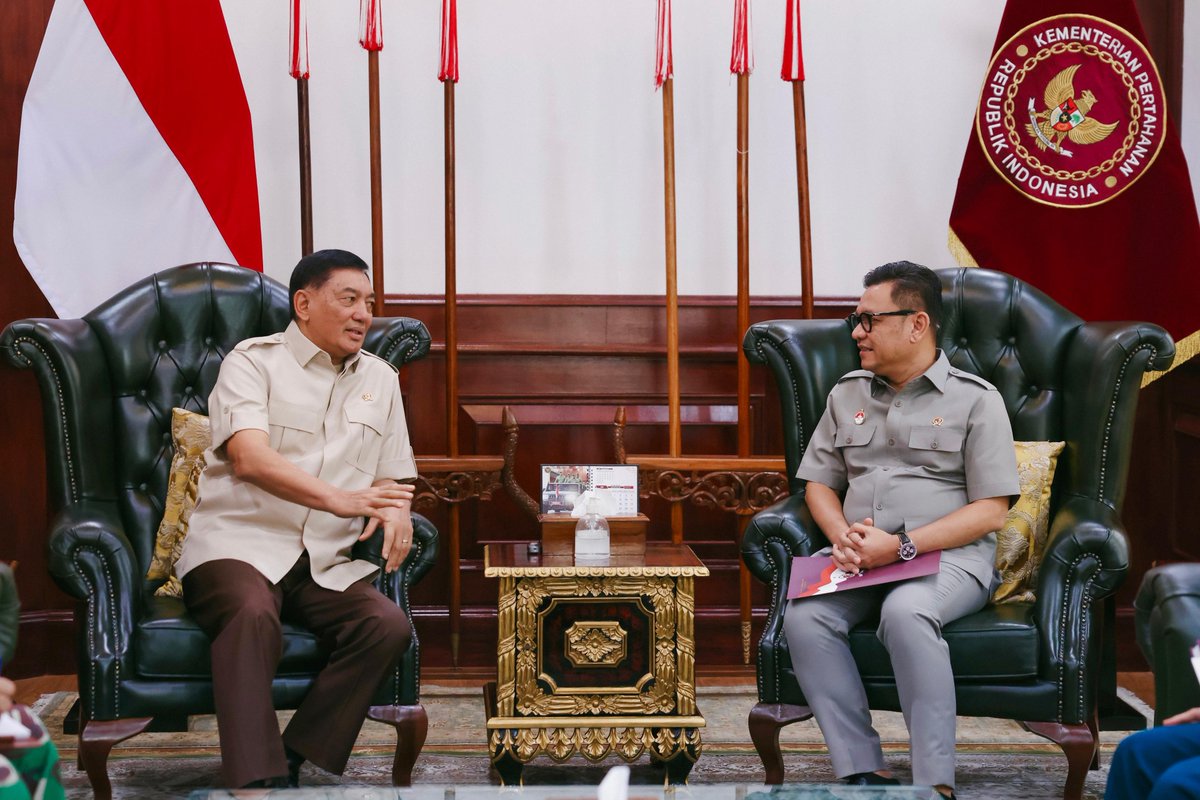 Menteri Pertahanan, Sjafrie Sjamsoeddin <a href="/sjafriesjams/">Sjafrie Sjamsoeddin</a>, menerima kunjungan Gubernur Lemhannas, Dr. H. TB. Ace Hasan Syadzily, M.Si., di Kantor Kementerian Pertahanan, Jakarta pada Rabu (14/5).