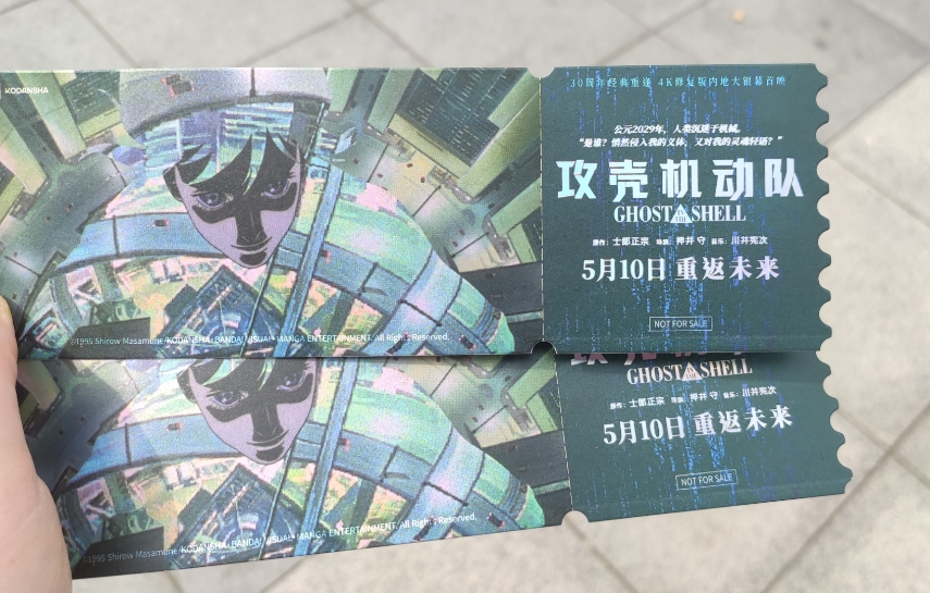 当你以为裸露镜头会在院线被删光时，它奇迹般地保留了大部分。在预料中，血腥镜头点到为止，却又在奇怪的地方敏感症发作开始自作聪明。