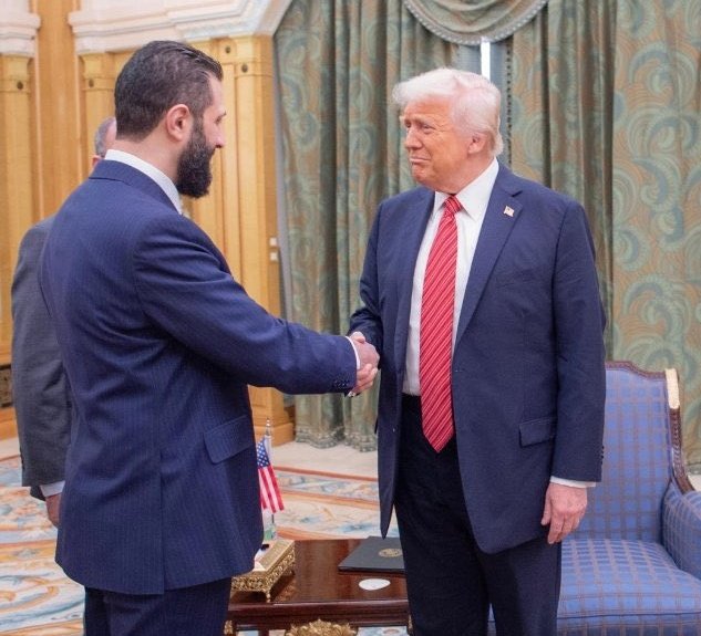 – Pero bro: tú no eras el terrorista de Al-Qaeda que nosotros estábamos buscando hace años?
– sí, bro jajjaj cómo cambian los tiempos, ahora llevo corbata