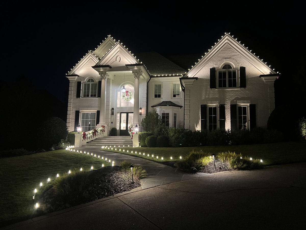 Highlighthouse_'s tweet image. 📅 It might be May, but smart homeowners &amp;amp; businesses are already planning their holiday lighting displays!

Why wait until the last minute when you can:
✨ Reserve your spot before the rush
💡 Lock in early bird pricing
🎅 Get custom designs tailored to your home or business