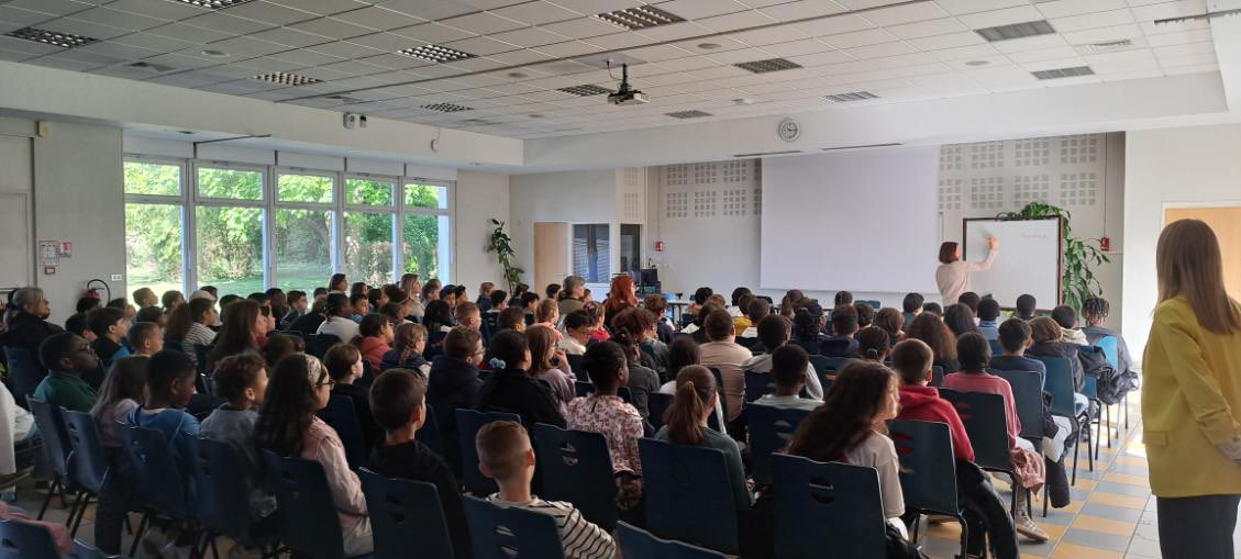 ProcureurReims's tweet photo. 🔔 Intervention du parquet, ce mardi 6 mai 2025, auprès des classes de CM1 du REP Colbert, dans le cadre du projet « C’est quoi la justice ? », pour sensibiliser les élèves au fonctionnement de la justice et aux valeurs qu’elle incarne.

#justice https://t.co/OGABz5FDPA