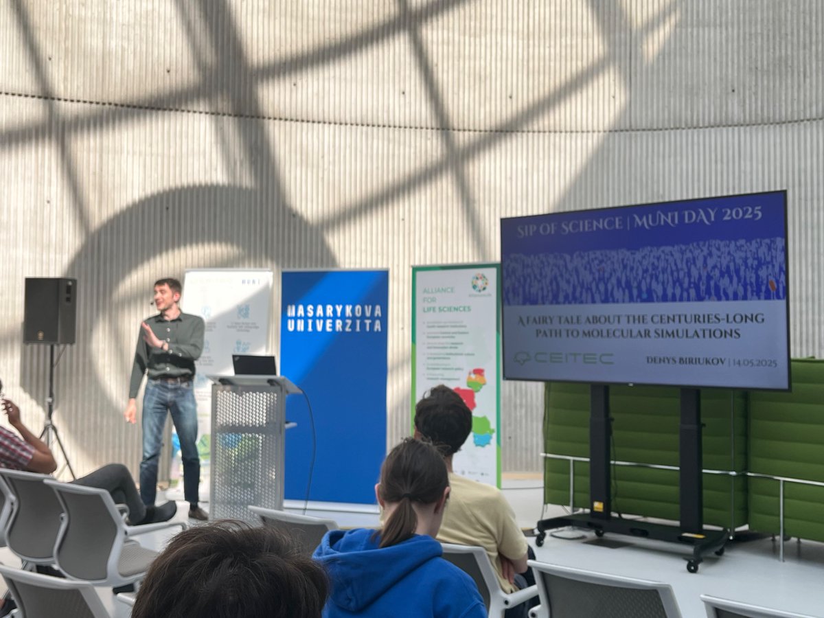 Jakub_Harnos's tweet image. Today, at Sip of Science, we got Denys Biriukov and molecular simulation, with Aristotle, Newton and Oppenheimer, as the main characters, and many stars around 😍💻🌃 Come and join us in two weeks at @CEITEC_Brno !