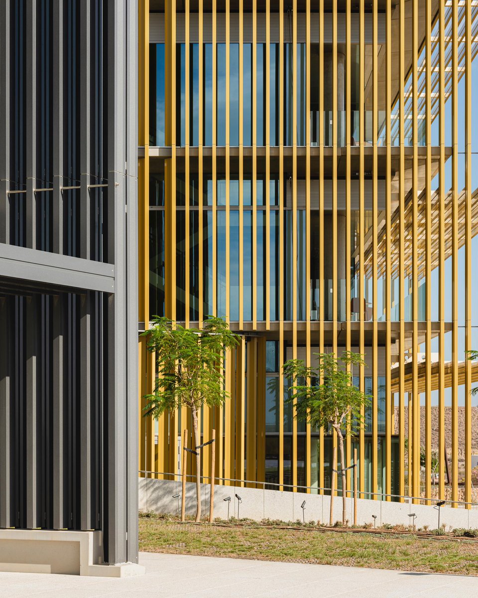 Así luce el nuevo Centro Financiero BCC de <a href="/Cajamar/">Grupo Cajamar</a> en Almería📍

Desde INASUS, desarrollamos una #fachada de perfilería de aluminio que mejora el comportamiento térmico del conjunto, optimizando la protección solar y la eficiencia energética. Un proyecto de  <a href="/arquitectosayal/">arquitectos ayala</a> 🤝🏼