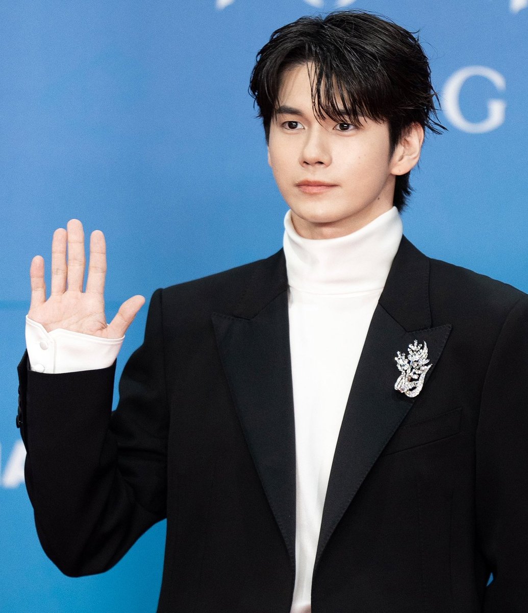 솔직히 위로콩깍지 다 떼고 봐도 옹성우는 심하게 잘생겼다 걍 얼굴부터 너는 잘하는데 연기도 곧 잘 하고 노래도 잘 하고 춤도 잘 추고 말도 잘 하고 팬들한테도 잘 하고 가족들한테도 잘 하고 친구들한테도 잘 하고 걍 너는 다 잘해 진짜 뭐가 빠지냐 진심 어디다 내놔도 뭐하나 빠지는게 없다고!!!