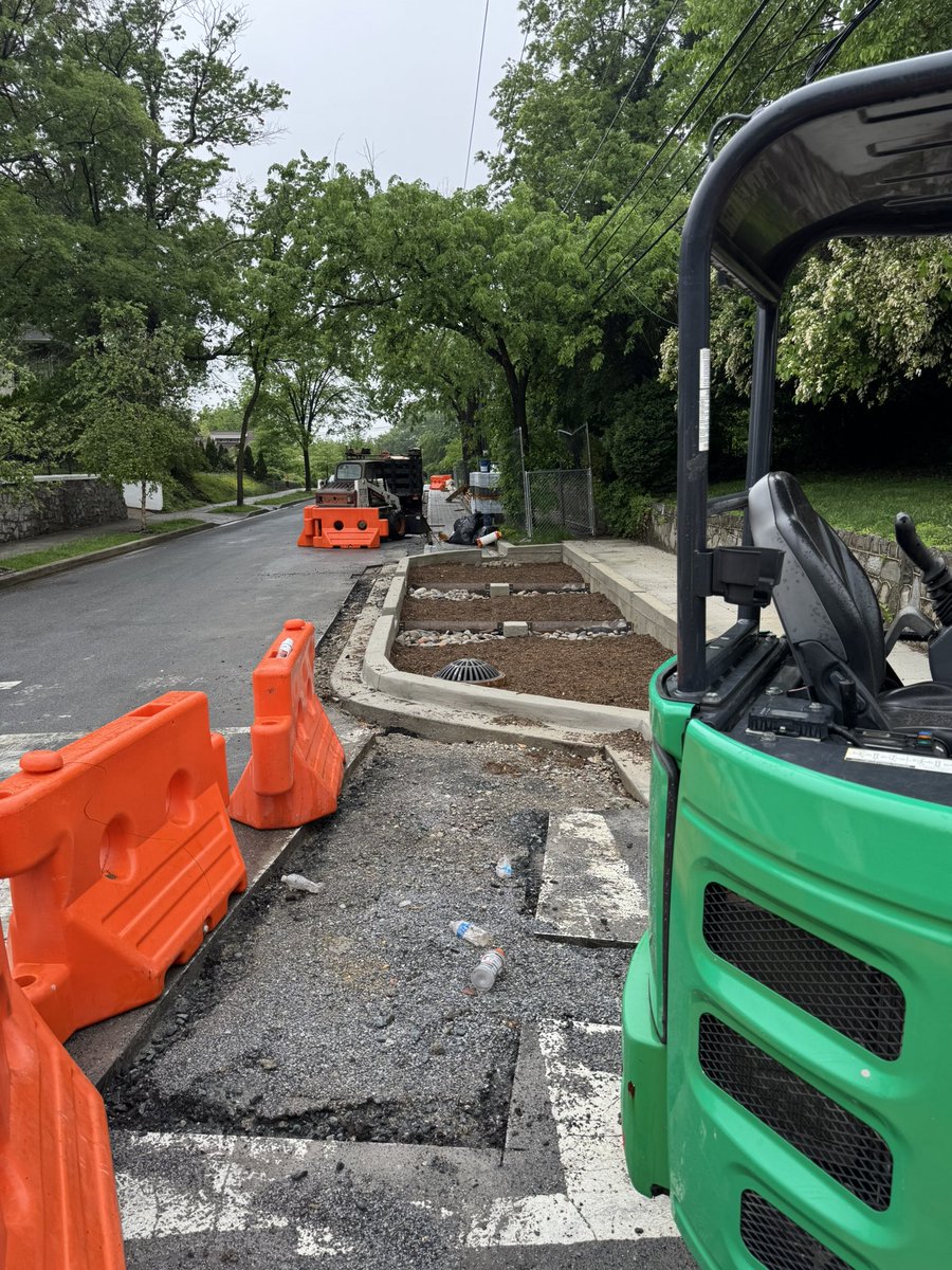 vj5c07's tweet image. Rainy week reminder that safe infrastructure is also resilient infrastructure. @DOEE_DC and @DDOTDC are installing these curb and permeable gutter extensions without public engagement (because no legal parking or traffic changes). We can move swiftly when we want to.