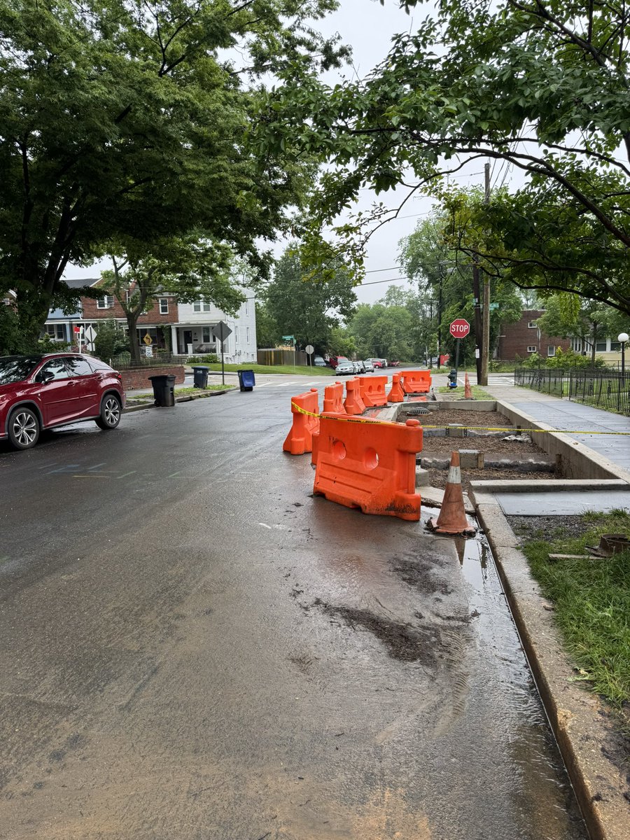 vj5c07's tweet image. Rainy week reminder that safe infrastructure is also resilient infrastructure. @DOEE_DC and @DDOTDC are installing these curb and permeable gutter extensions without public engagement (because no legal parking or traffic changes). We can move swiftly when we want to.