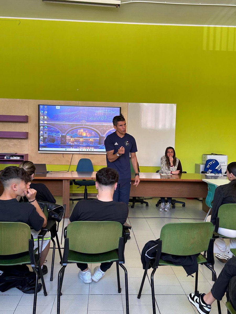 FPIBoxe's tweet image. #Boxingforchange 

🥊 Gli studenti incontrano il Campione

🥊 Emanuele Sioux Blandamura si è incontrato oggi, 14/5, con gli studenti dell’istituto ITS Aterno Manthonè di Pescara (ASD Pugilistica D’Abruzzo - Coach Simone di Marco). 

🥊 🇬🇧 Emanuele Blandamura had a meeting with…