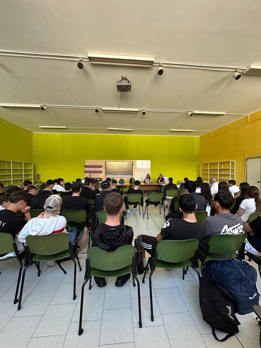 FPIBoxe's tweet image. #Boxingforchange 

🥊 Gli studenti incontrano il Campione

🥊 Emanuele Sioux Blandamura si è incontrato oggi, 14/5, con gli studenti dell’istituto ITS Aterno Manthonè di Pescara (ASD Pugilistica D’Abruzzo - Coach Simone di Marco). 

🥊 🇬🇧 Emanuele Blandamura had a meeting with…