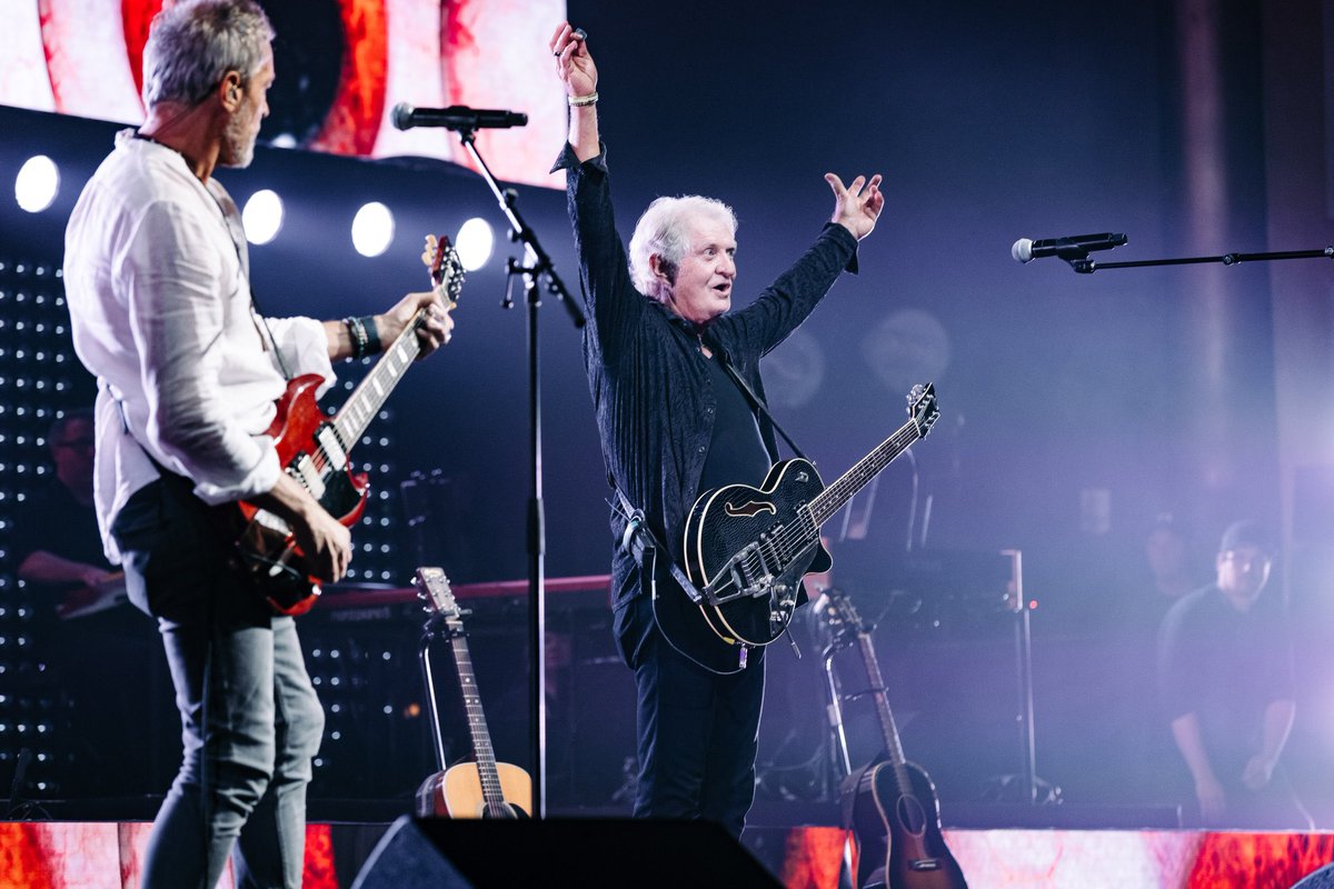 darlyn1's tweet photo. Happy Birthday Tom!! I hope your day is as brilliant as the songs you write! 💫@TomCochraneMUS ❤️🇨🇦🎶 #CSHF https://t.co/MVPTVdtFru