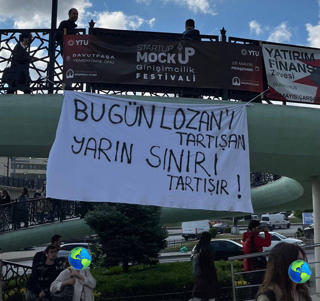 Yıldız Teknik Üniversitesi'ne asılan pankart.