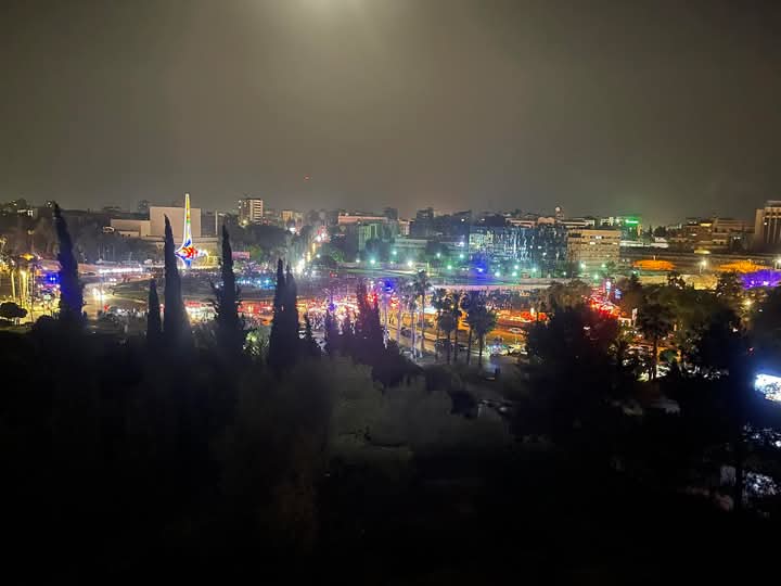 مضى المخلوع بقيد الذل منكسراً ..
هو السجين وأهل العز أحرارُ

الشام شامنا 💚

#سوريا 
#العقوبات_الأمريكية 
#الشرع 
#ترمب