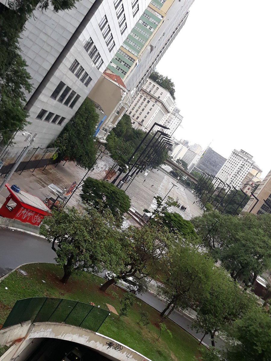 Caminho
ao lento
sorrindo 
com
o
vento 
olhares 
aos
lugares
contornos
&amp;
fachadas 
pelo
vale
meus
amores
delas
meus
valores
...

All.

Vale do Anhangabaú, sp