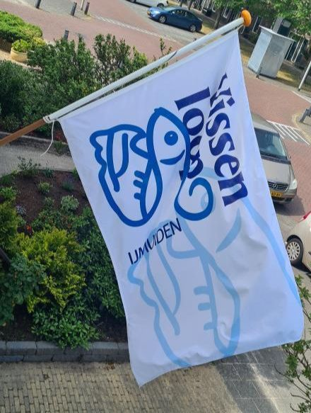Heel #Velsen vlagt! 
Hangt jouw #Vissenloop-vlag al uit? Doe het nu!
Heb je er nog geen? Bestel ém nu op vissenloop.nl/activiteiten/m…!