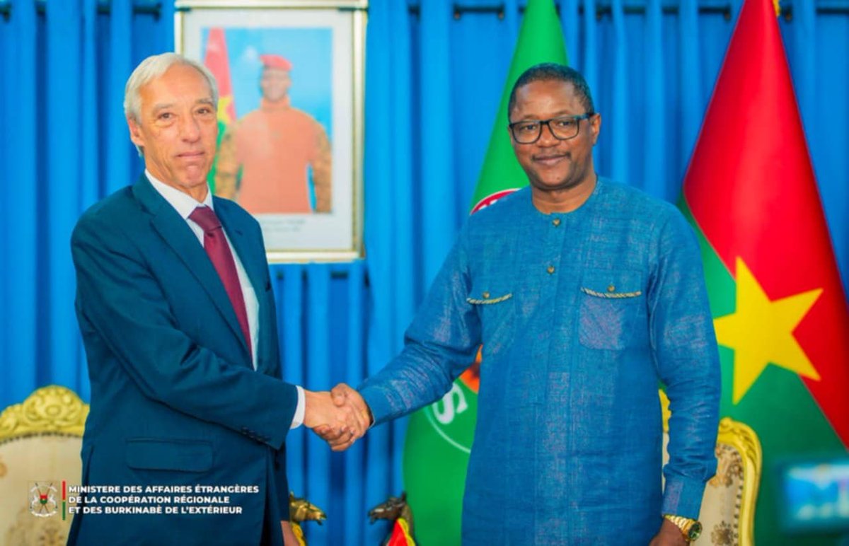 João Cravinho, le #RSUE pour le Sahel, a effectué une visite  de 48 h au Burkina, du 11-13/5.Elle s’inscrit dans la continuité du dialogue pour l’approfondissement  des relations entre l’#UE et le 🇧🇫. Il échangé avec le PM J.E.Ouédraogo, le MAE J.M. Traoré et le MEF A.Nacanabo.