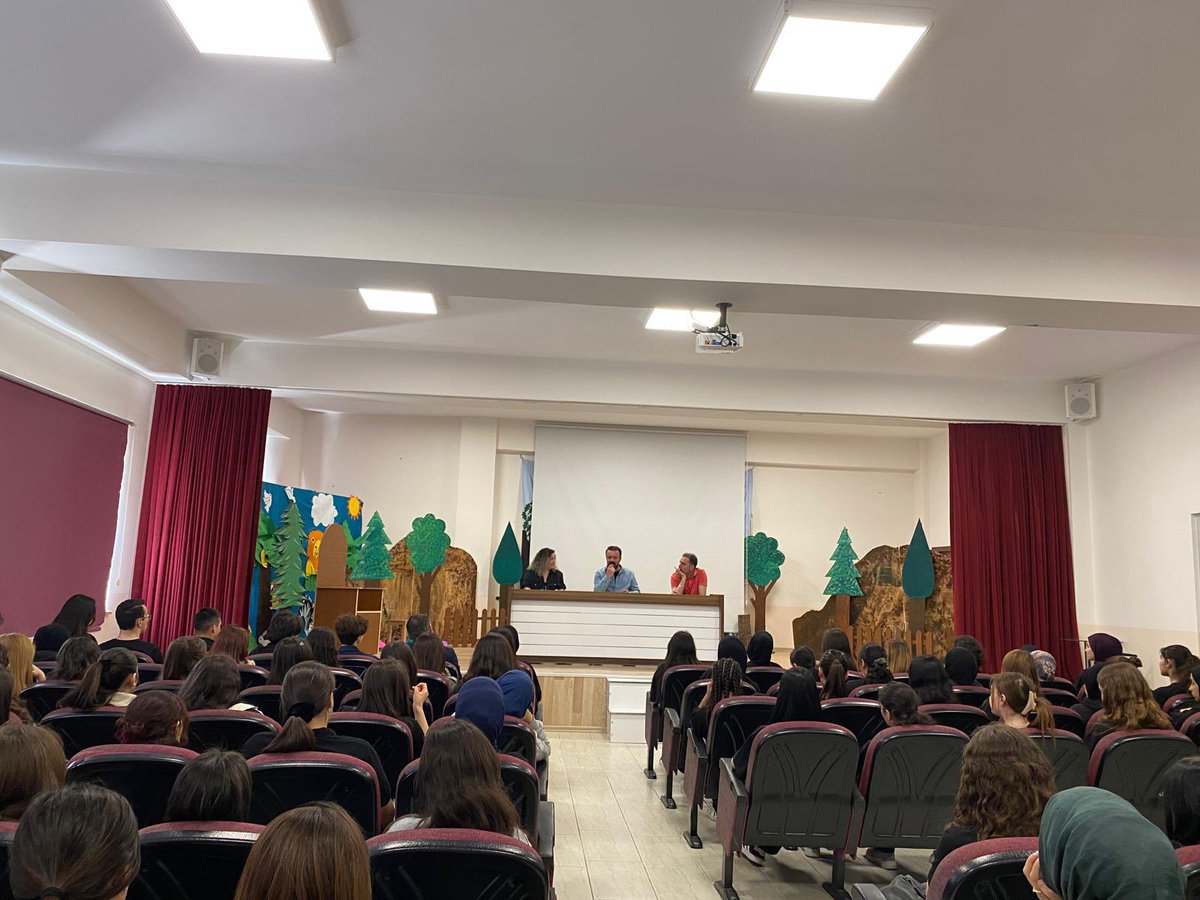 📚✏️ OKUR-YAZAR BULUŞMALARI
📌13 Mayıs Salı Okur-Yazar Buluşmalarının konuğu kıymetli yazar Emin Gürdamur oldu. Gürdamur’la kitabı Atları Uçuruma Sürmek üzerine konuştuk. 
İbni Sina MTAL ve Hayme Ana MTAL olarak teşekkür ediyoruz.