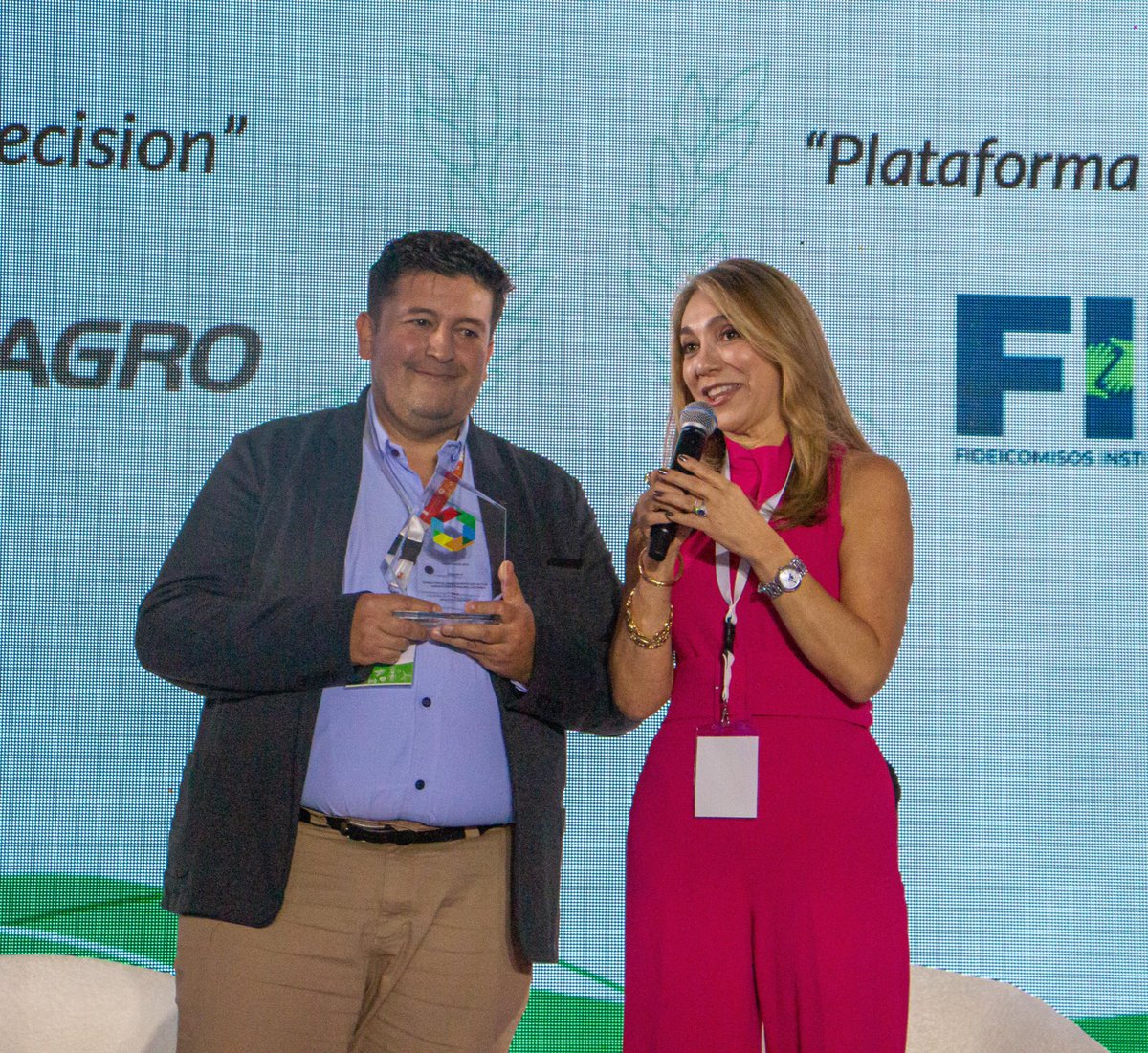 Finagro's tweet photo. ¡Así se vivió la premiación en el Congreso #Alide55 en 🇩🇴! 🏆👏
Recibimos el premio a ‘Mejor práctica en Gestión y Modernización Tecnológica’, gracias a nuestra plataforma ’Decisión’, una herramienta innovadora que le facilita a las cooperativas el análisis estandarizado del crédito agropecuario y fortalece la inclusión financiera del campo colombiano.🙌🌱💰