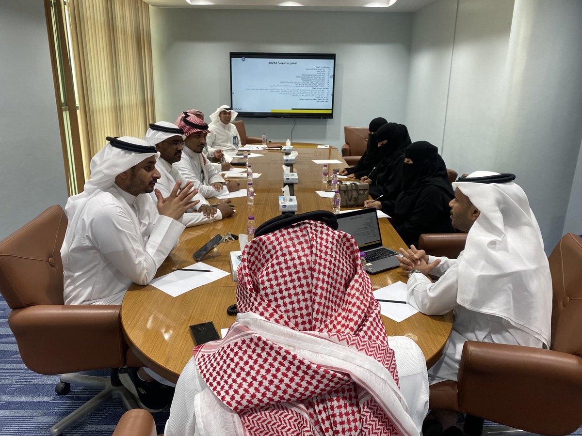 JazanU_Science's tweet image. #الجامعة_اليوم|
عميد كلية العلوم #حسين_الناشري يرأس الاجتماع التنسيقي للجنة الاختبارات النهائية لطلبة كلية العلوم والمسار الصحي للفصل الدراسي الثاني من العام الجامعي 1446هـ بحضور وكلاء ورؤساء الأقسام ومشرف وحدة المسار الصحي وإدارة الكلية. 
#جامعة_جازان