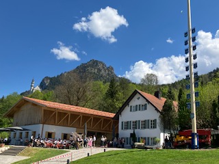 Mybus_Germany's tweet image. ホーエンシュヴァンガウに立つマイバウム（５月の木）🌲毎年5月1日、主にバイエルン州の町で立てる習慣がありますが、ノイシュバンシュタイン城を望める場所にも！リアルタイムで紹介できませんでしたが、ちょうどマイバスドイツのツアーが立つ瞬間に立ち会っていました🤭