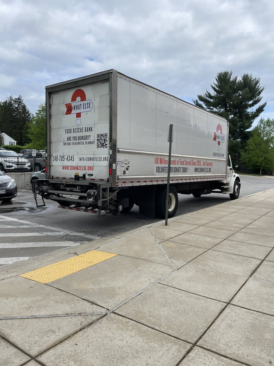 CSL_BelPreElem's tweet image. Thank you again to So What Else? for providing 200 bags of fruit and vegetables for our Panda families at Bel Pre ES on April 30th