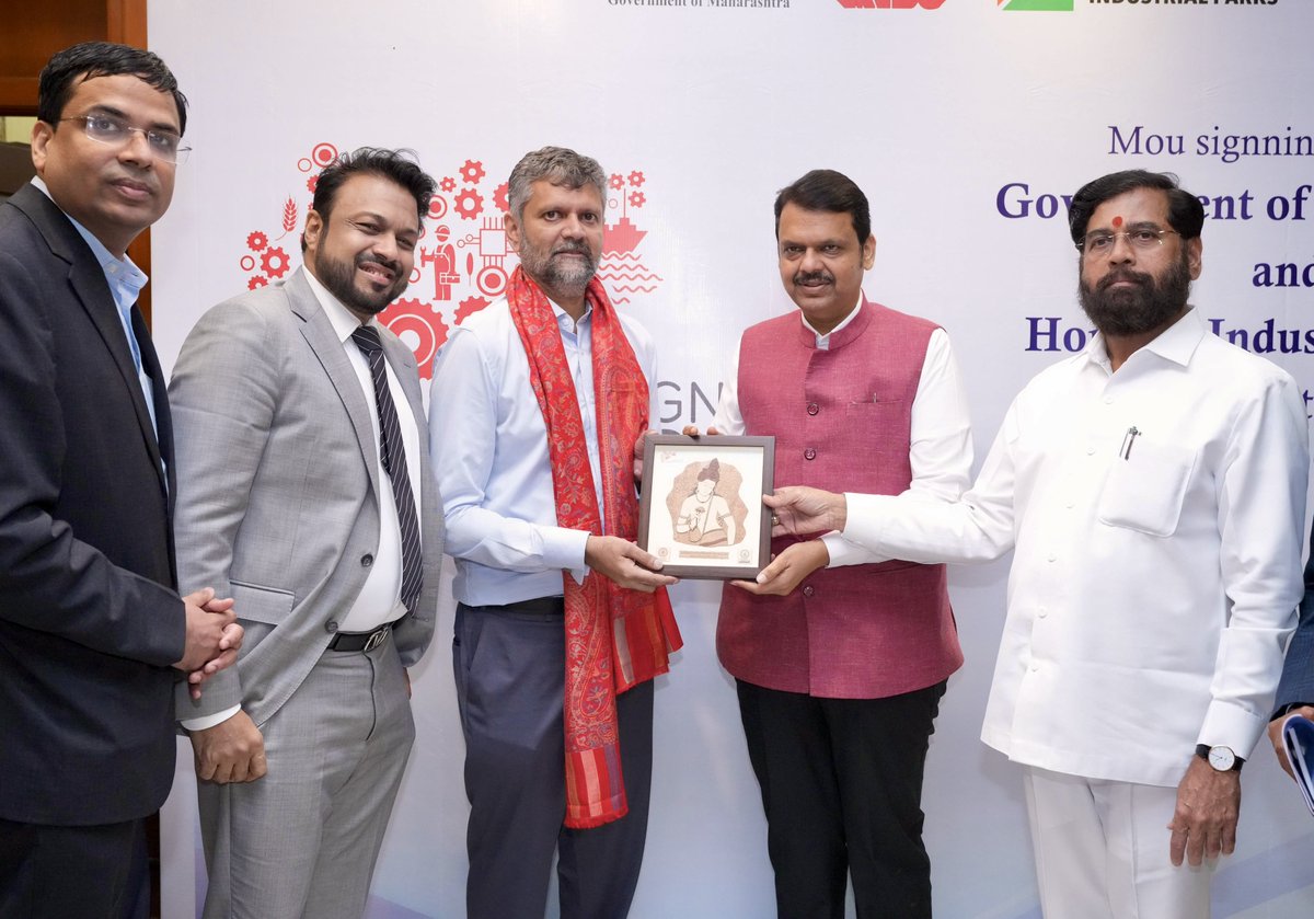 CMOMaharashtra's tweet image. Maharashtra’s ₹5,127 Cr Mega MoU Set to Generate 27,500+ Jobs!

🤝 CM Devendra Fadnavis witnessed a landmark MoU signing and exchange between the Government of Maharashtra and XSIO Logistics Parks &amp;amp; Horizon Industrial Parks (Blackstone Group) regarding the development of over 10…