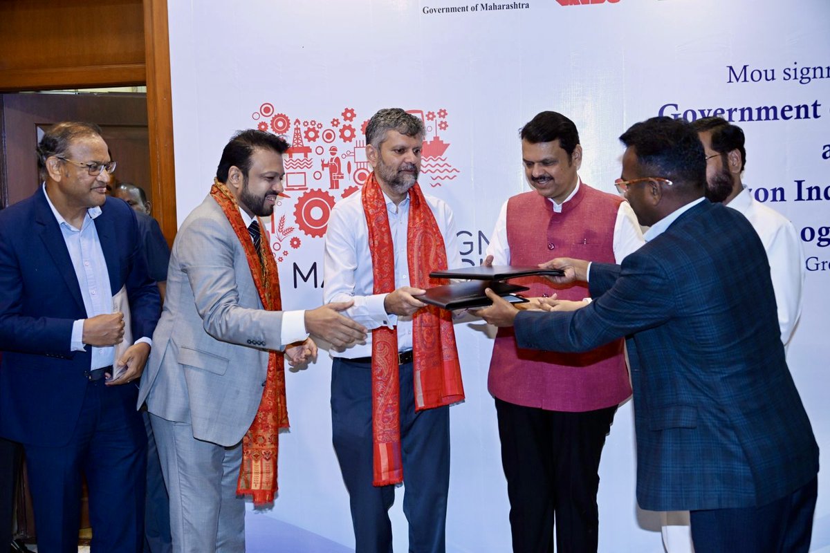 CMOMaharashtra's tweet image. Maharashtra’s ₹5,127 Cr Mega MoU Set to Generate 27,500+ Jobs!

🤝 CM Devendra Fadnavis witnessed a landmark MoU signing and exchange between the Government of Maharashtra and XSIO Logistics Parks &amp;amp; Horizon Industrial Parks (Blackstone Group) regarding the development of over 10…