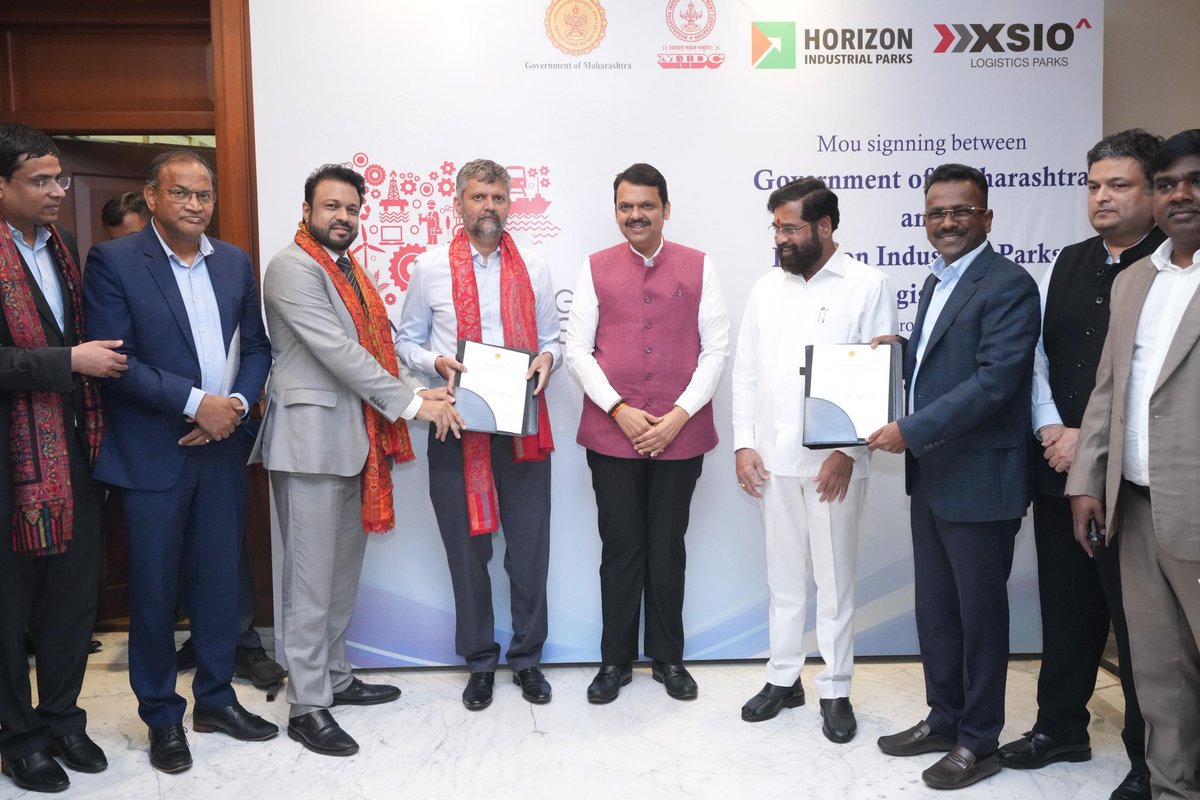 CMOMaharashtra's tweet image. Maharashtra’s ₹5,127 Cr Mega MoU Set to Generate 27,500+ Jobs!

🤝 CM Devendra Fadnavis witnessed a landmark MoU signing and exchange between the Government of Maharashtra and XSIO Logistics Parks &amp;amp; Horizon Industrial Parks (Blackstone Group) regarding the development of over 10…