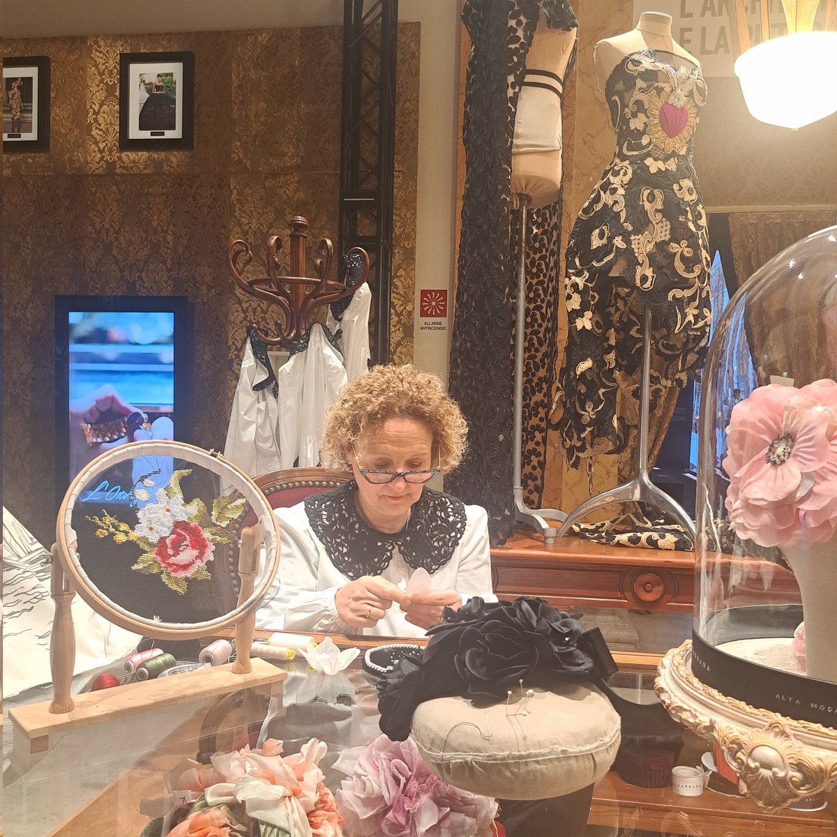 Osservatorio Roma (@fondazioneoroma) on Twitter photo 👗 La magnificenza, l'estro, la classe di Dolce&Gabbana, in mostra a Palazzo Esposizioni.
Il cuore pulsante della Maison è la Sartoria con sarte artigiane capaci di dare forma e concretezza al concetto più alto di Made in Italy
<a href="/dolcegabbana/">Dolce & Gabbana</a> #dalcuoreallemani 👗 La magnificenza, l'estro, la classe di Dolce&Gabbana, in mostra a Palazzo Esposizioni.
Il cuore pulsante della Maison è la Sartoria con sarte artigiane capaci di dare forma e concretezza al concetto più alto di Made in Italy
<a href="/dolcegabbana/">Dolce & Gabbana</a> #dalcuoreallemani