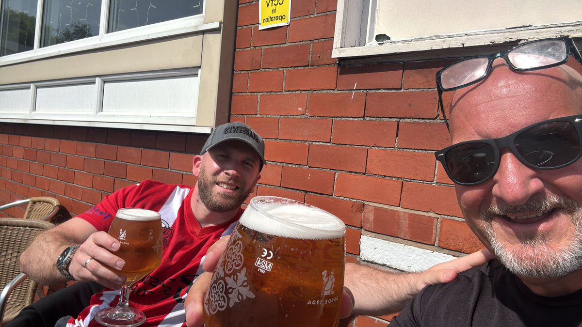 DinosaurDenman's tweet photo. @leytonorientfc Just arrived for a car park beer garden pint 😂 https://t.co/wi18fszYyZ