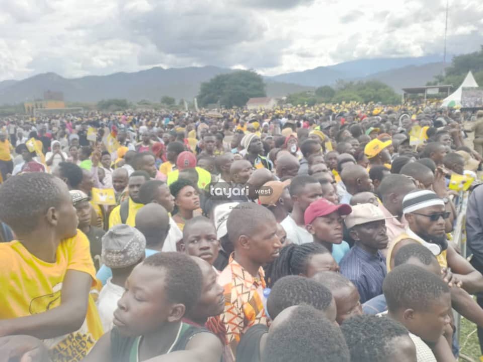 Tayari WEST TV (@tayariwesttv) on Twitter photo Enkuyanja y'abantu yayeshuka aha kishaayi Nyakasanga omuri Kasese kutangirira purezidenti <a href="/KagutaMuseveni/">Yoweri K Museveni</a>.
#TayariWestUpdates
📸 <a href="/Adolf4shizo/">Adolf Ayoreka</a> Enkuyanja y'abantu yayeshuka aha kishaayi Nyakasanga omuri Kasese kutangirira purezidenti <a href="/KagutaMuseveni/">Yoweri K Museveni</a>.
#TayariWestUpdates
📸 <a href="/Adolf4shizo/">Adolf Ayoreka</a>