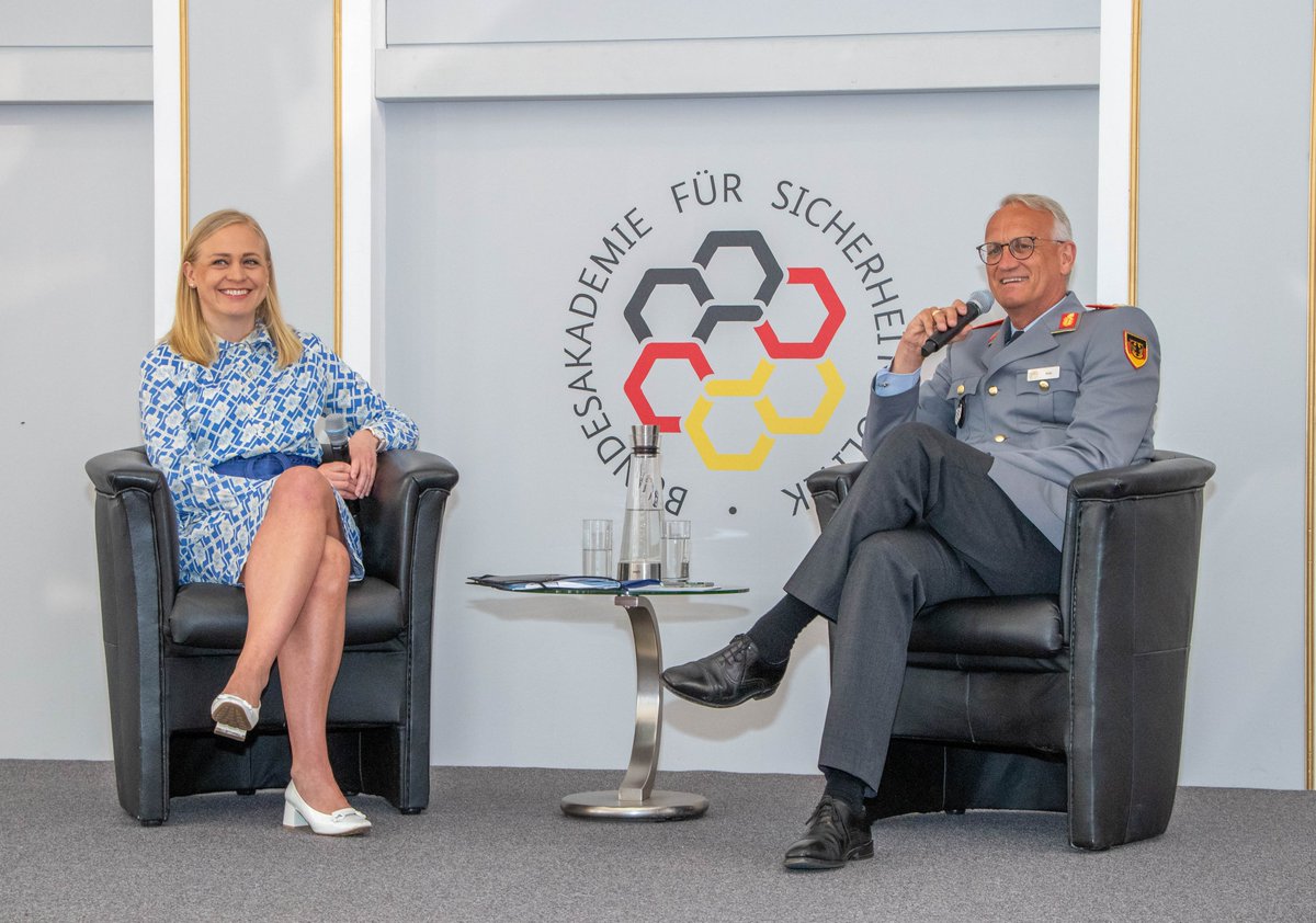 🇫🇮 Außenministerin <a href="/elinavaltonen/">Elina Valtonen</a> nahm heute am „Sicherheitspolitischen Gespräch“ an der <a href="/BAKS_Bund/">BAKS</a> teil: „Die nationale Sicherheit ist nicht nur eine Frage des Militärs, sondern sie ist eine Aufgabe, für die die Gesellschaft als Ganzes verantwortlich ist.“ #DFS2025

📷 BAKS/Kühn