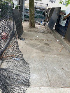 NYPDPSA1's tweet image. Our QTeam conducted a Homeless Encampment Operation at the @NYCHA Surfside Gardens. The encampment was a major concern to residents in that development as well as problematic for NYCHA employees. @NYPDBklynSouth @NYPDHousing @NYPDnews @NYPDPC @NYPD1stDep @NYPDHBBk @NYPDChiefOfDep