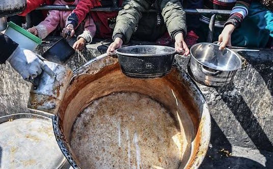 90 दिन से एक भी अनाज का दाना नहीं पहुँचा 

5 लाख लोगों पर भुखमरी का संकट पैदा हो गया है. इजराइल ने इसी साल मार्च में गाजा के अंदर फूड और फ्यूल सप्लाई रोकने का फैसला लिया था. 

गाजा के हालात पर संयुक्त राष्ट्र ने एक रिपोर्ट पेश की है. इसके मुताबिक अगर इजराइल पाबंदियां नहीं हटाता