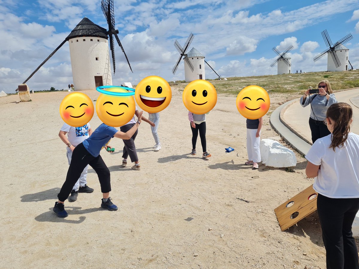 PROYECTO DE INNOVACIÓN EDUCATIVA. 
Los cuatro reinos. El origen de Campo de Criptana. 

Hoy nos ha visitado el colegio Jardín de Arena de Alcázar de San Juan. 
Nuestro alumnado de 5° han sido guías turísticos para mostrar lugares emblemáticos. 
Después juegos populares