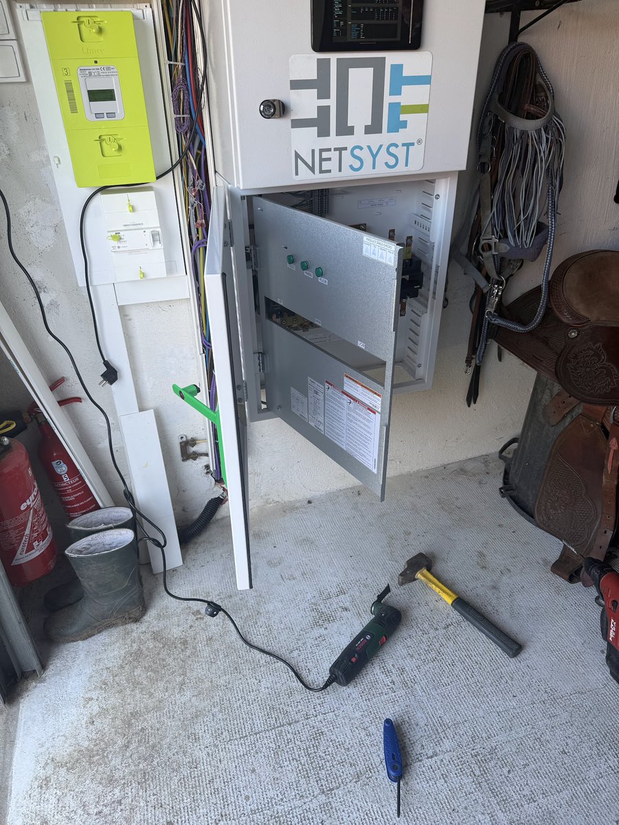 channuss's tweet photo. Installation d'un coffret @SchneiderElecFR de bypass manuel pour puis installation d'un petit onduleur @eatoncorp 93T 40kVA pour la maison.

Pourquoi ? parce que j'en ai marre de régler l'heure du four à chaque bascule sur GE. https://t.co/J3fUrsZEZz