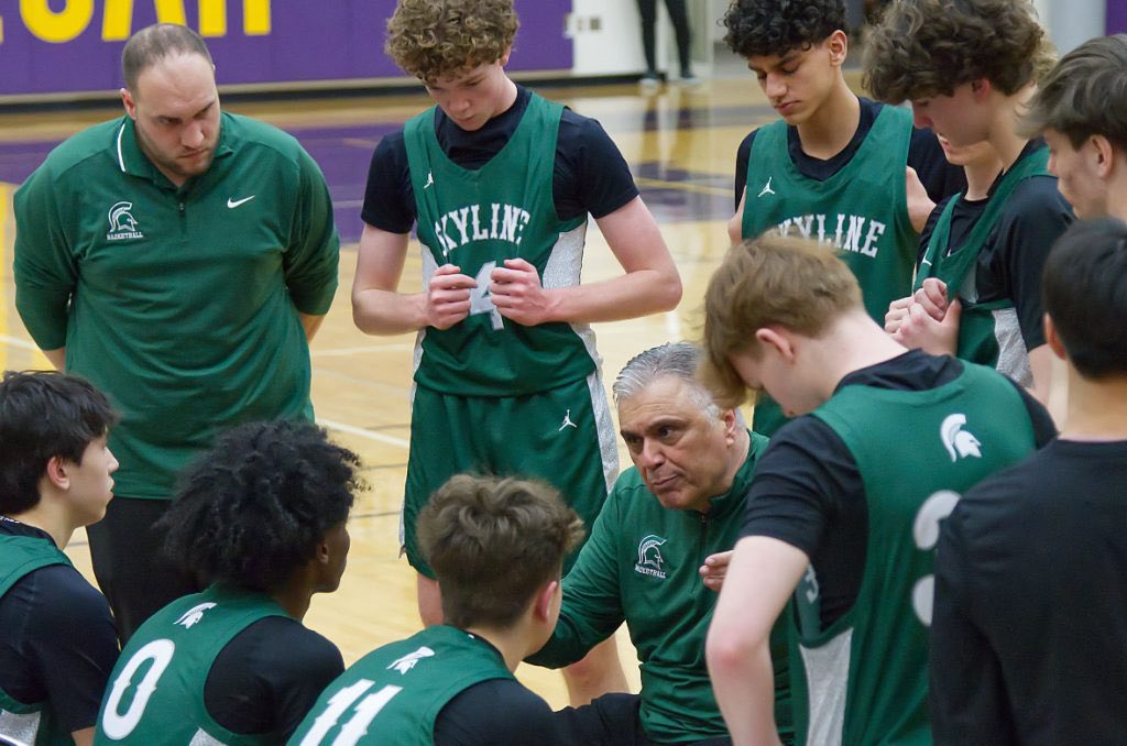 Skyline boys basketball season ends in loss to Issaquah

❇️ Noah Coffaro continued to showcase his skill, draining several threes to keep Skyline in the game. 

❇️ Coffaro continued to score for Skyline, but the Spartans struggled to close the gap.

sammamishindependent.com/2025/02/skylin…