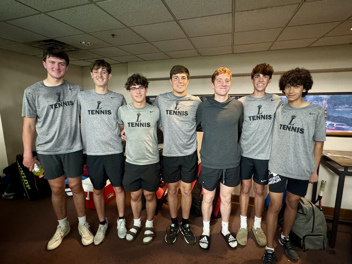 LPawTennis's tweet image. D1 Tennis Sectionals happening today indoors at Queen City Racket Club. Let’s go Tigers! 🎾@LHSTigerAD @Loveland_AsstAD